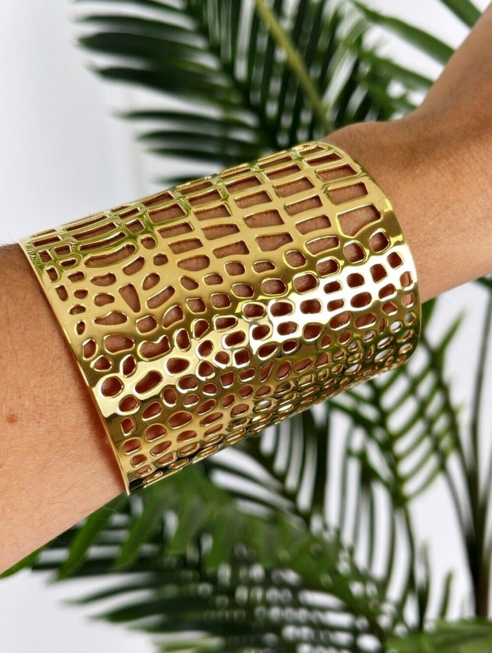 Brazalete perforado dorado