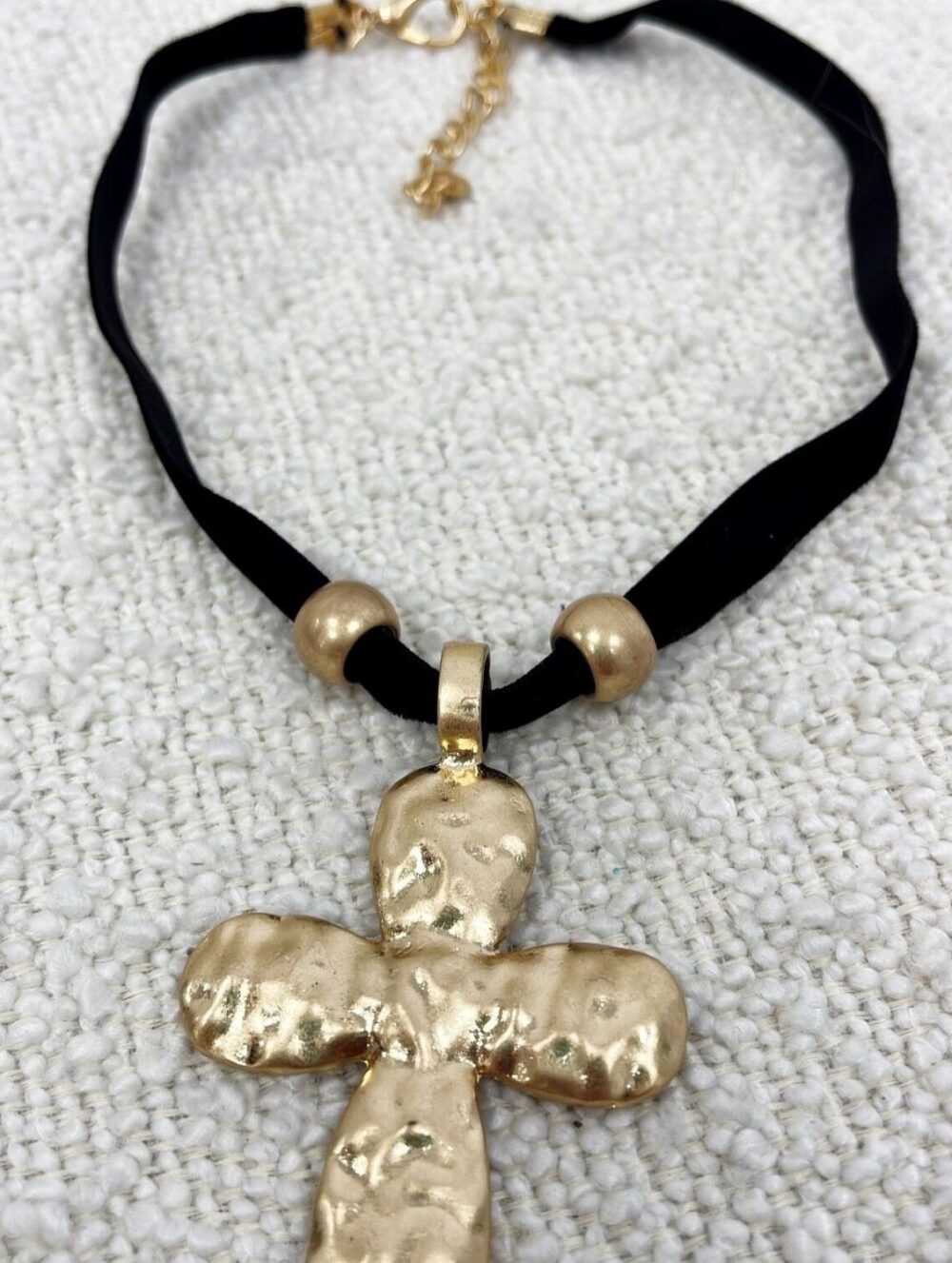 Collar cruz terciopelo negro