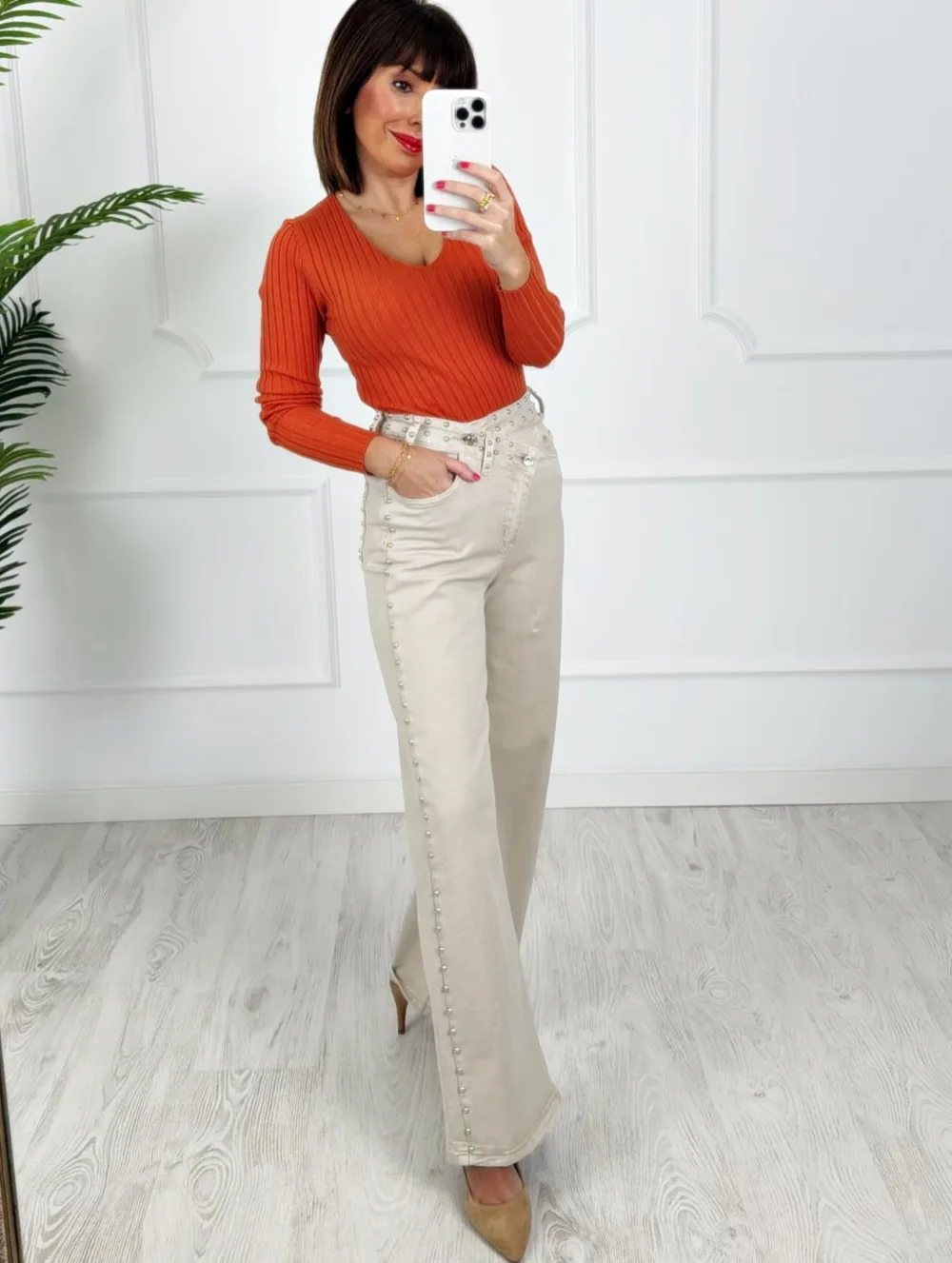 Pantalón asimétrico tachas beige