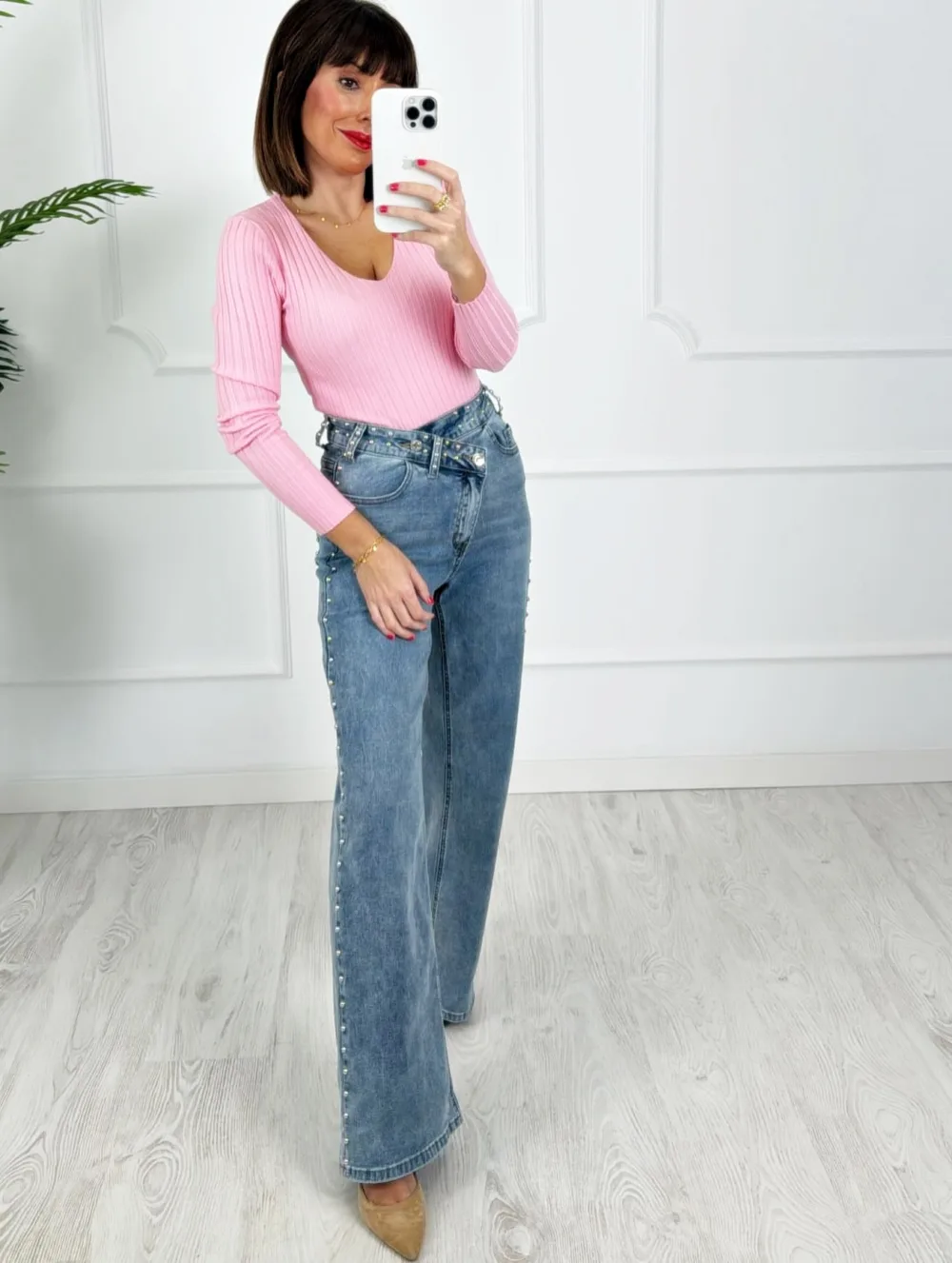 Pantalón asimétrico tachas denim