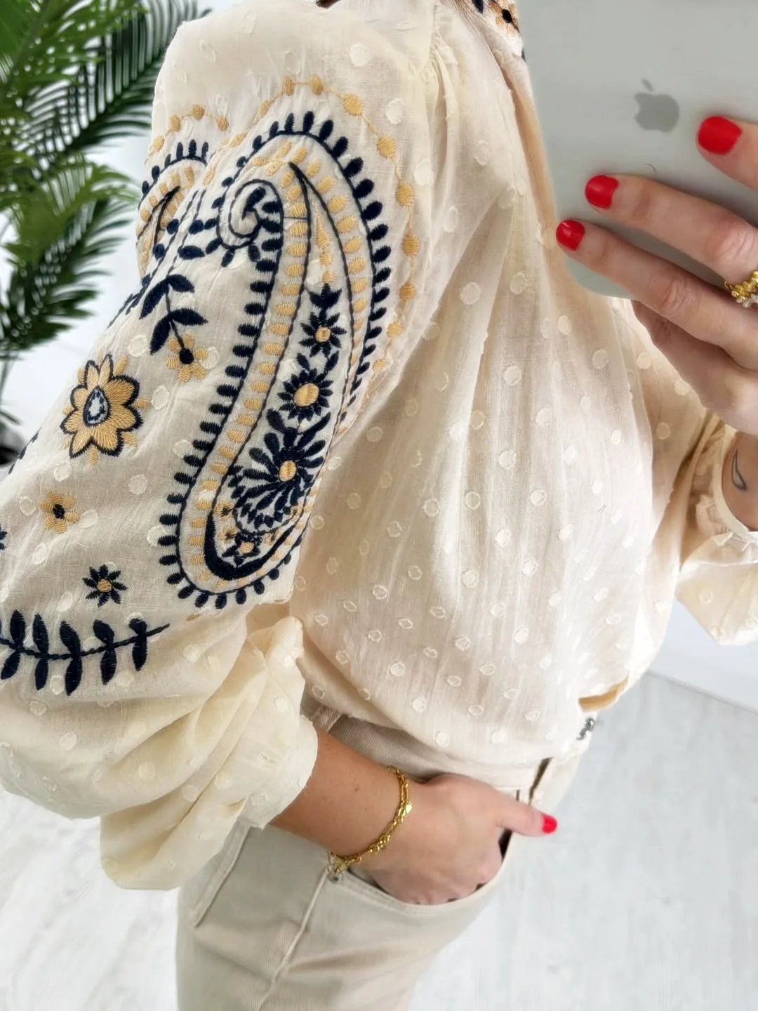 Blusa bordados beige - Imagen 3