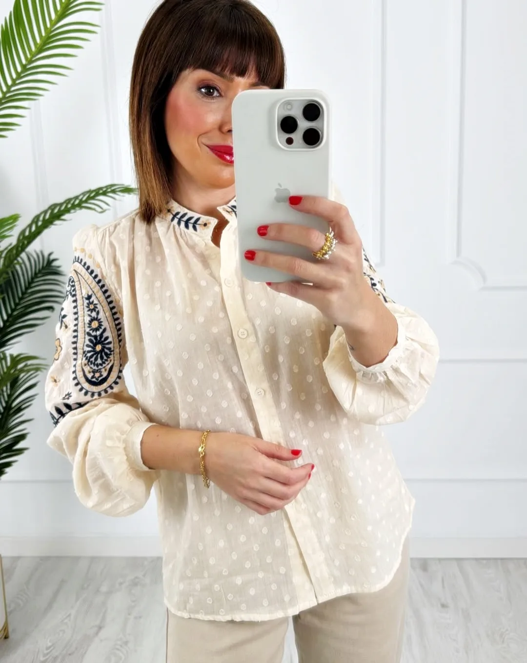 Blusa bordados beige - Imagen 2