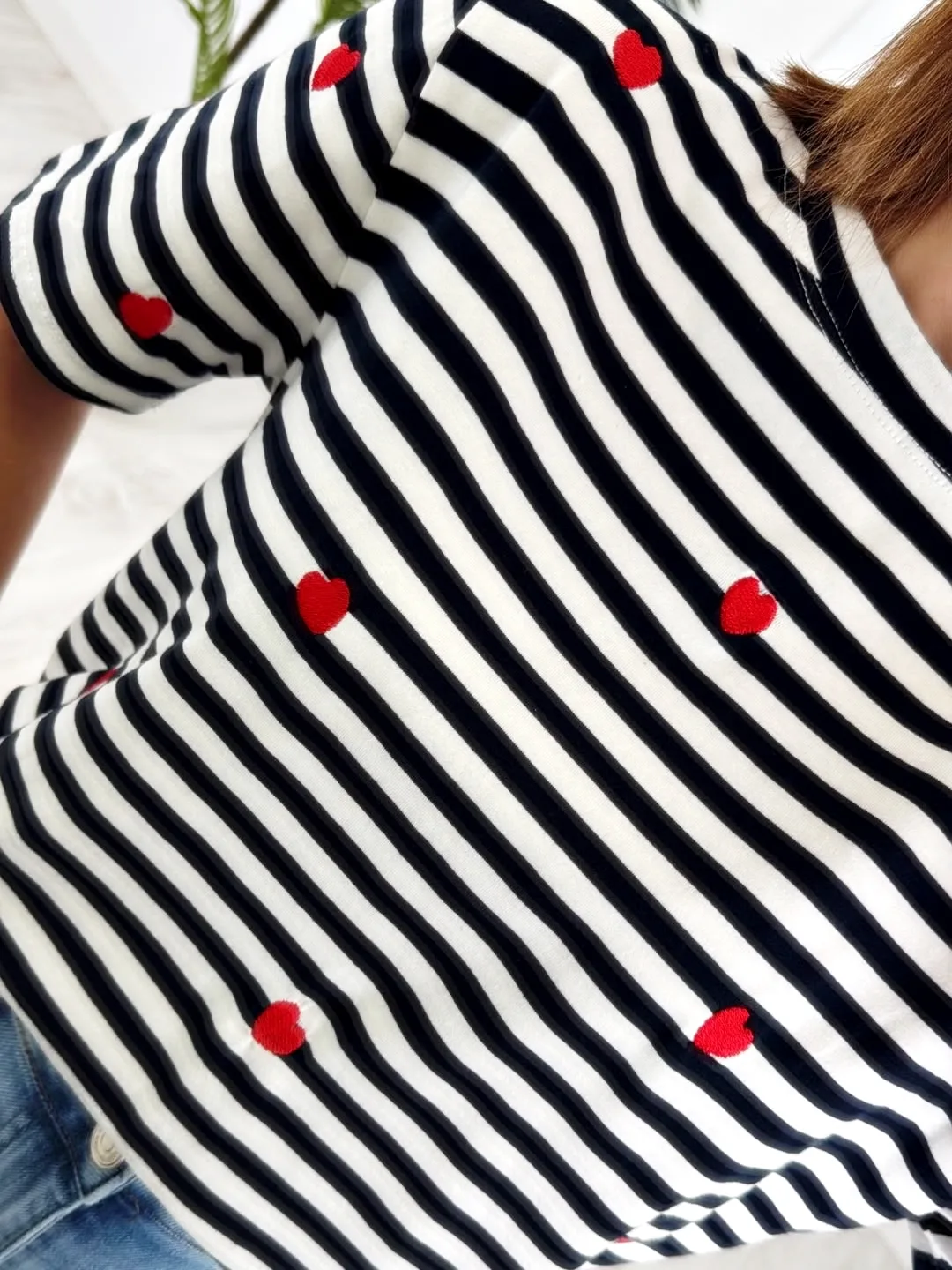 Camiseta rayas corazones bordados marino - Imagen 3