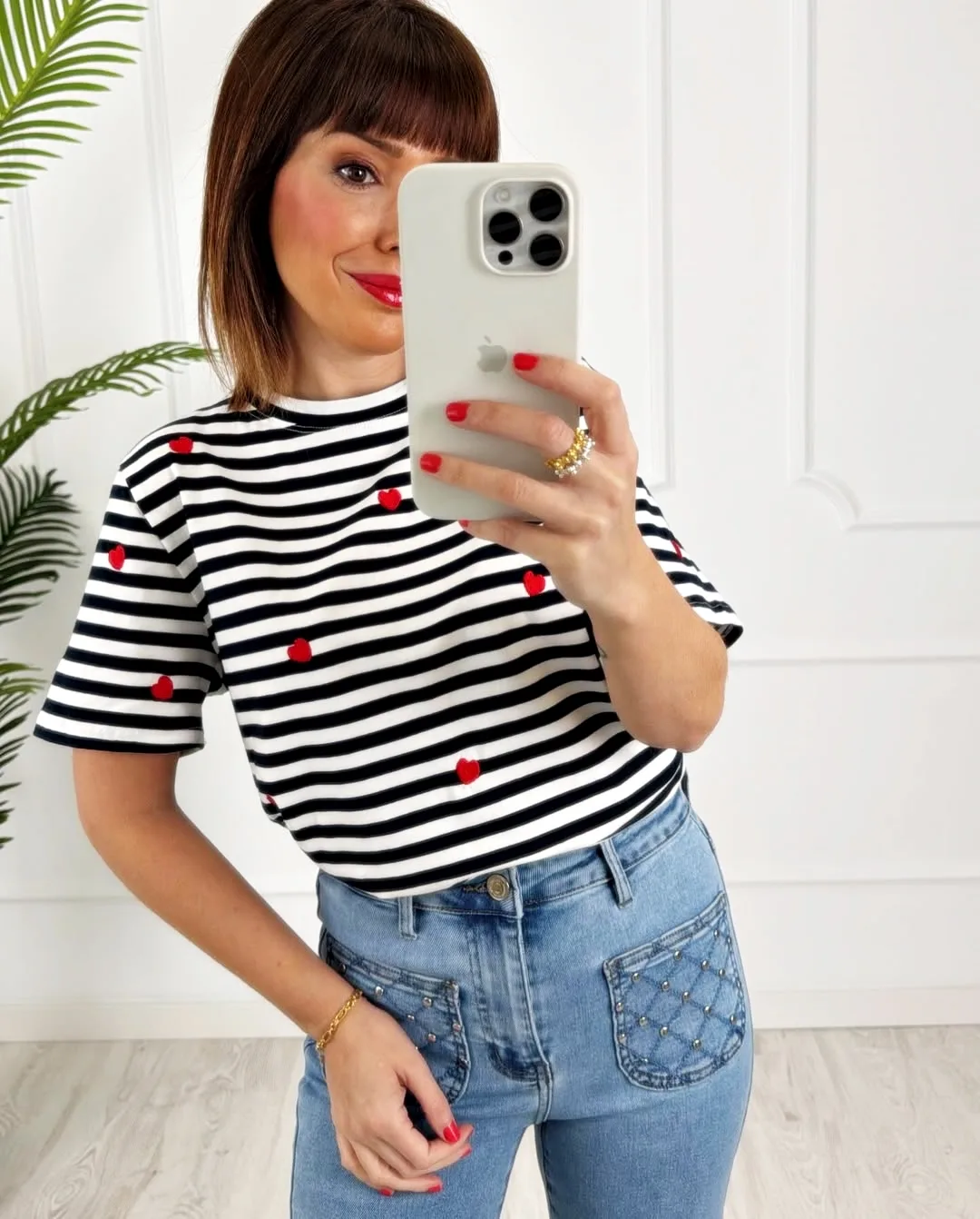 Camiseta rayas corazones bordados negra
