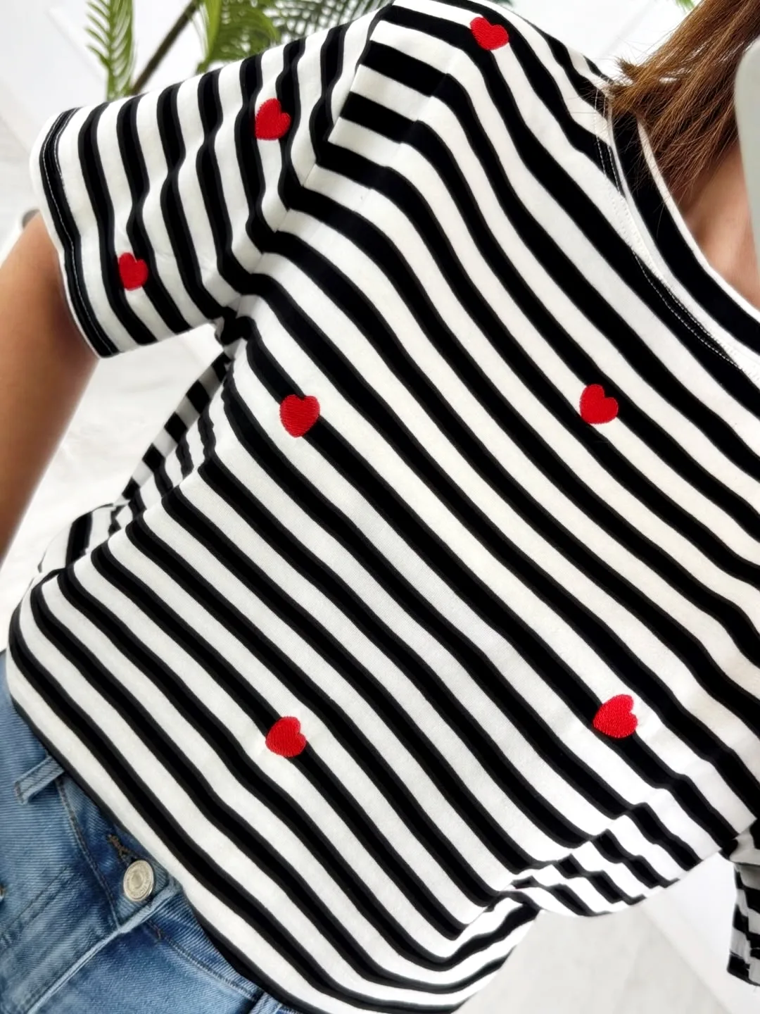 Camiseta rayas corazones bordados negra - Imagen 3