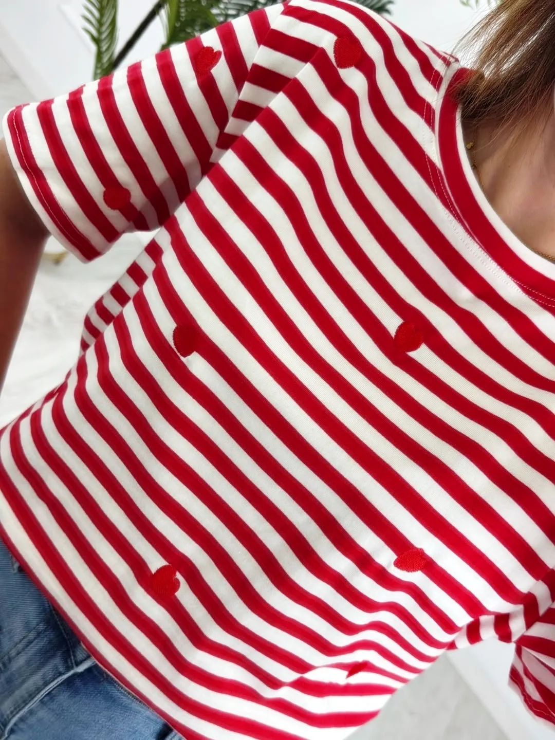 Camiseta rayas corazones bordados roja - Imagen 3