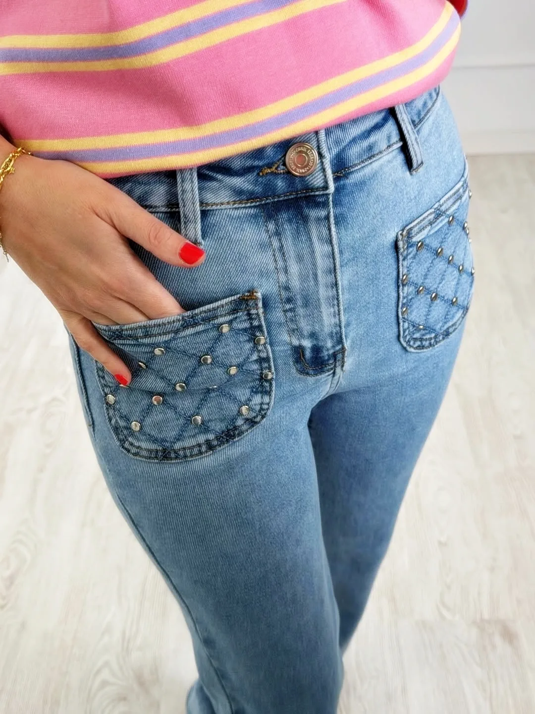 Pantalón bolsillos tachas denim - Imagen 4