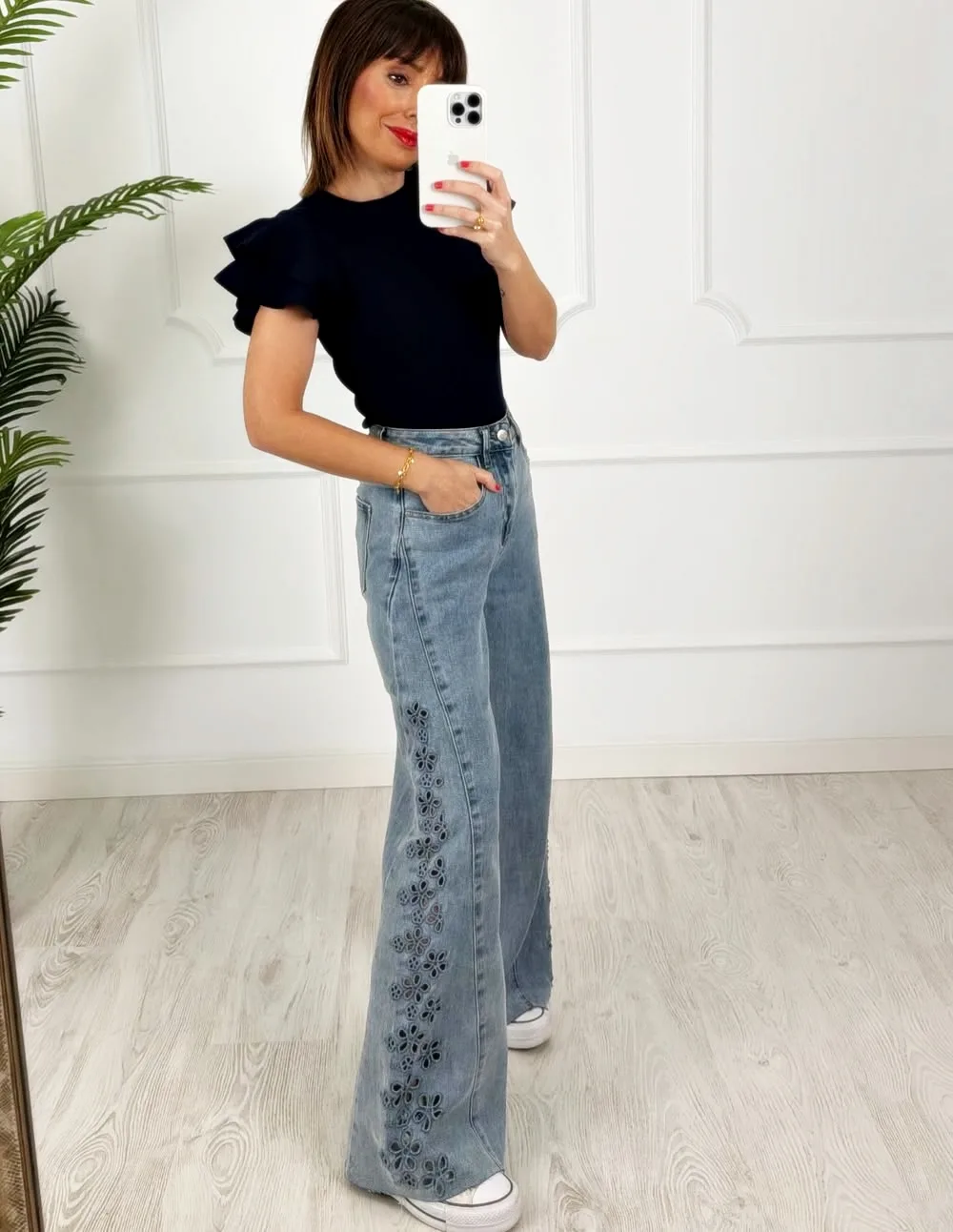 Pantalón denim wide leg flores bordadas
