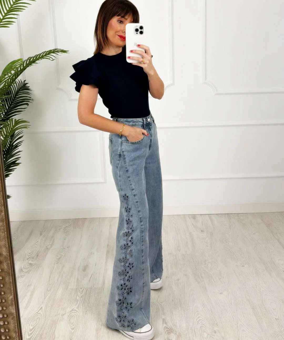 Pantalón denim wide leg flores bordadas