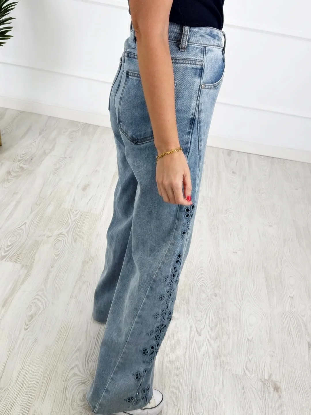 Pantalón denim wide leg flores bordadas - Imagen 4