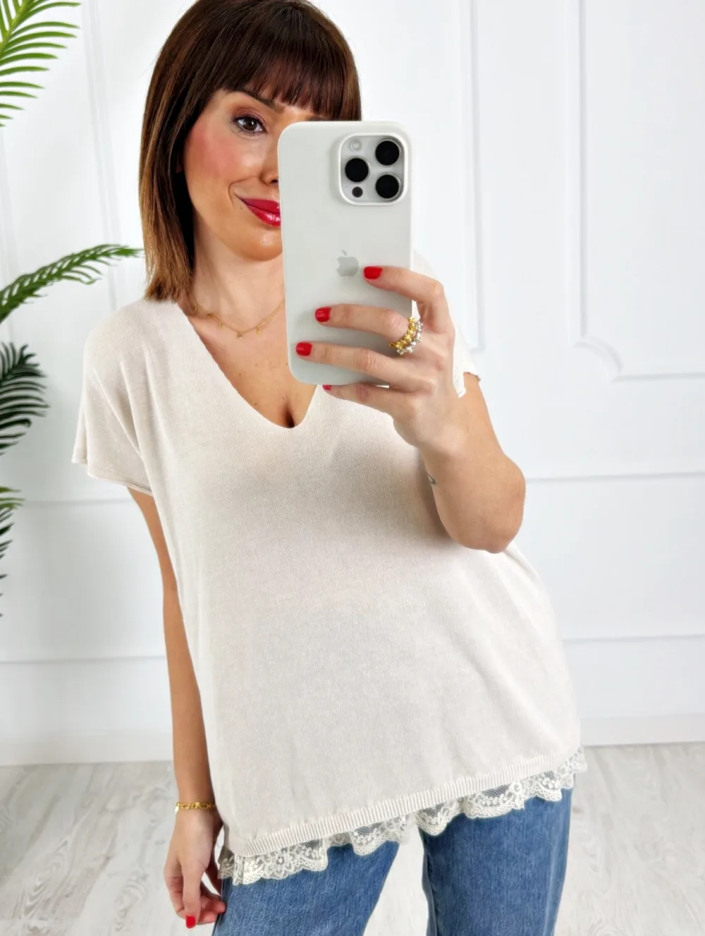 Camiseta pico encaje beige