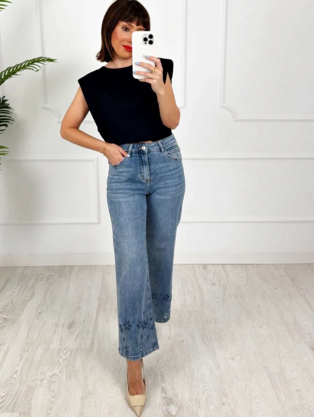 Pantalón denim bajo flores bordadas