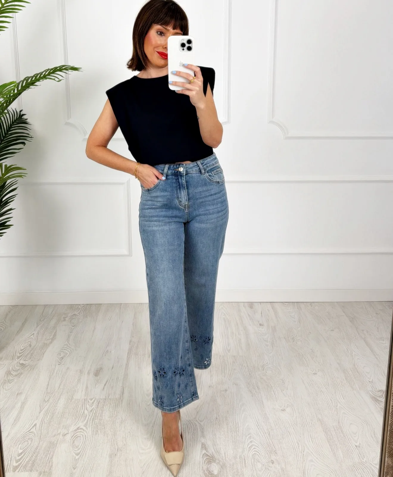 Pantalón denim bajo flores bordadas