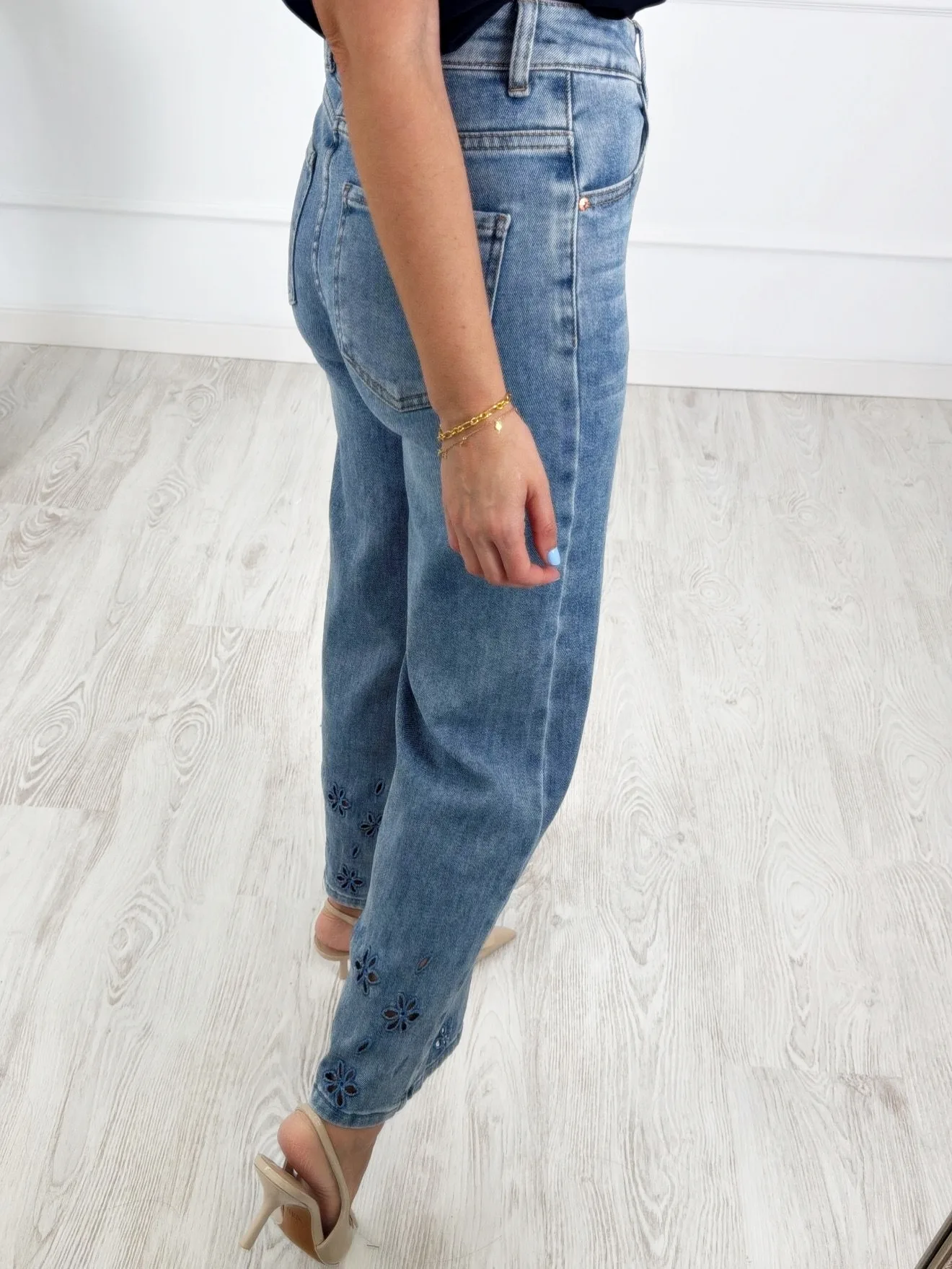 Pantalón denim bajo flores bordadas - Imagen 2